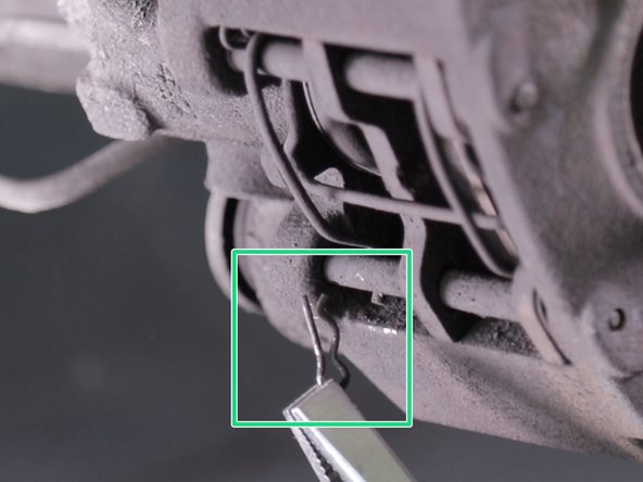 A l'aide d'une pince retirer les deux clips des 2 goupilles