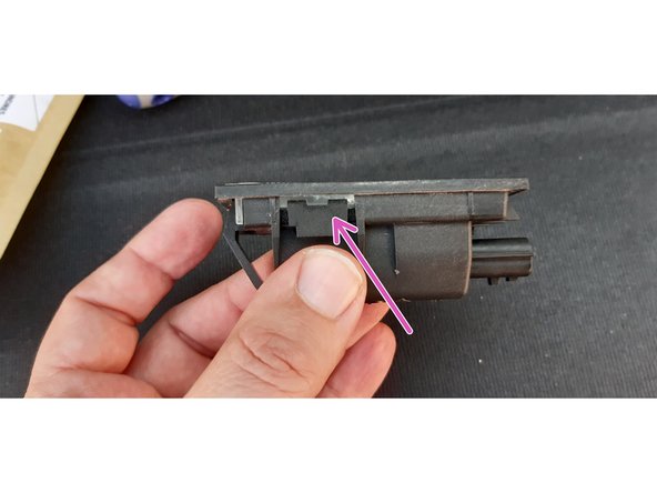 Il y a un clip de chaque coté pour retirer le couvercle transparent.