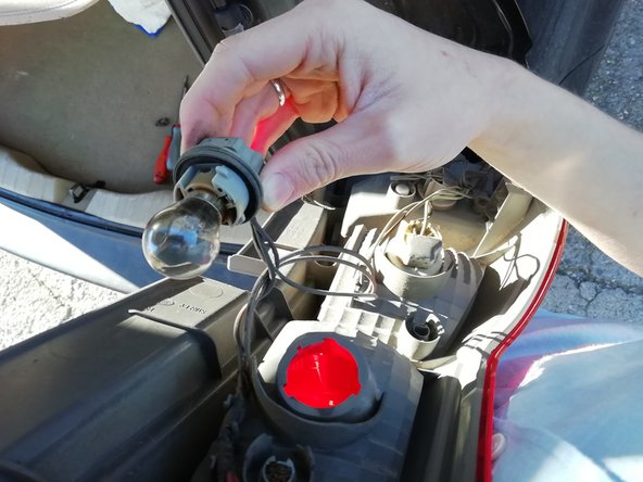 Tournez doucement la partie plastique dans le sens horaire puis tirez-la pour la dégager avec précaution.