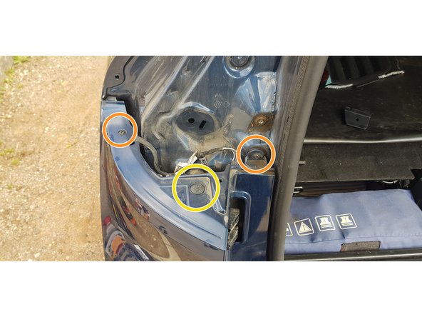 Retrait des vis des ailes de pare choc supérieur.