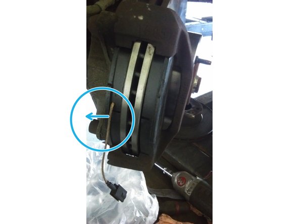 remontez la plaquette avec le témoin d'usure coté intérieur de l'étrier