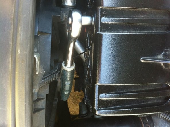 
The injector guard is held in place by two 10mm nuts (one on the left and one in the middle). The best outil To remove them, you only need a small ratchet with a small extension and a 10 mm socket.
