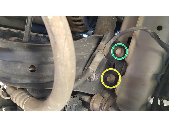 La traverse est maintenue par 2 vis de chaque côté.