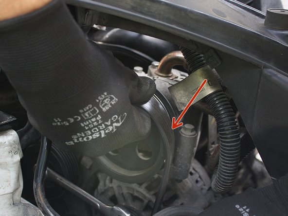 Relâcher la pression sur galet tendeur afin qu'il reprenne sa position.