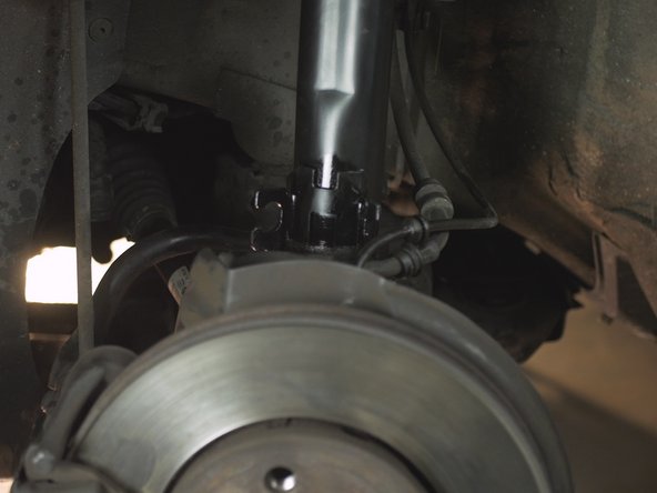 Si l'amortisseur résiste, taper sur la fusée à l'aide d'un marteau