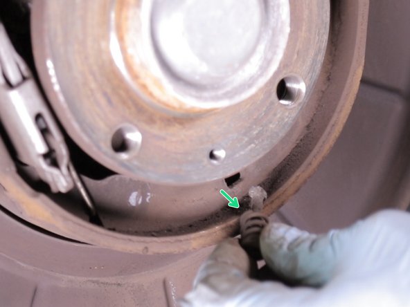 A l'aide d'un tournevis cruciforme tourner d'un quart de tour en exerçant une légère pression  pour retirer les 2 brides retenant les mâchoires