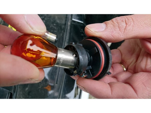 Démonter l'ampoule de son support