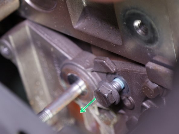 Retirer toutes les vis de la pompe à eau