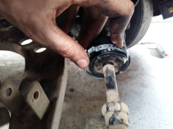 Clipsez les colliers fournis de sorte que ceux-ci soient assez serrés.