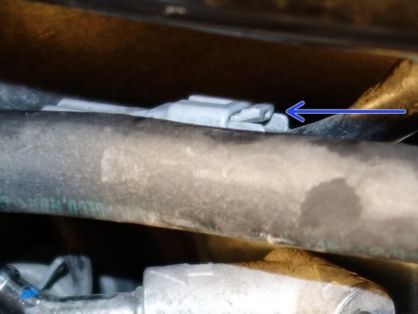 Utiliser la clé à tube de 10mm ou à cliquet avec rallonge, pour visser le boulon avec sa rondelle, dans le support /berceau.