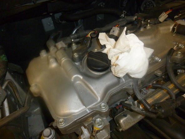 Nettoyer autour du bouchon de remplissage  d'huile, mettre 4.20 litres d'huile 5W30 conforme aux normes du constructeur. remettre le bouchon  de remplissage, contrôler le niveau.remettre le cache insonorisant du dessus moteur.