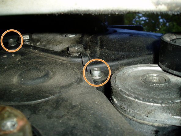 Au milieu, à l'aide d'une clé Allen de 5, retiré les 2 vis. Retirer le capot inférieur.