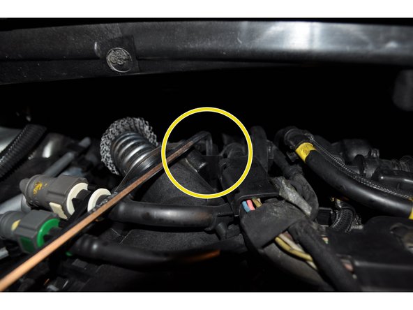 Utiliser une clé six pan de 8 mm pour déposer les 3 points de fixation du support du faisceau électrique