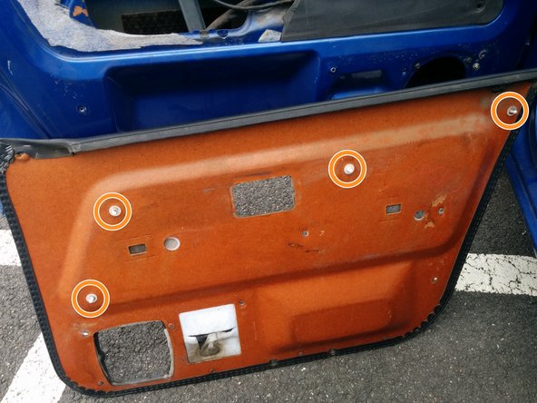 Le panneau est retenu par 4 clips en plastique