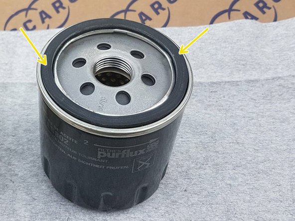 Disposer un peu d'huile neuve sur le joint du nouveau filtre.