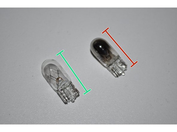 Comparer les ampoules. Le type de cette lampe est W5W 12V.