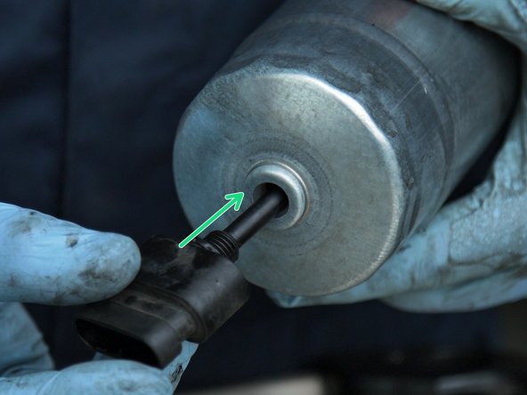 Revisser le capteur sur le nouveau filtre à carburant
