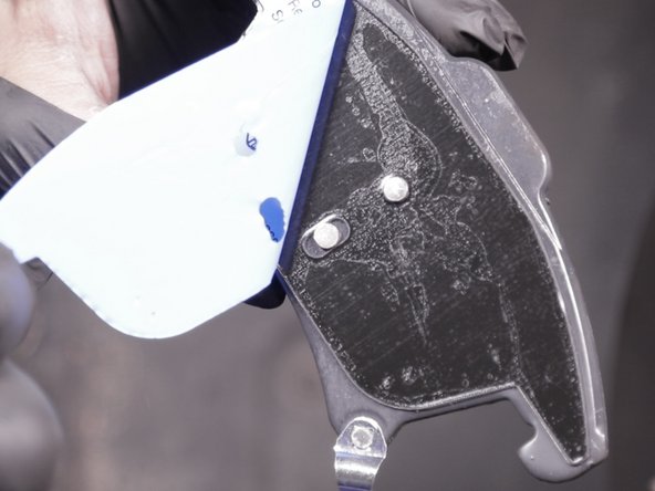 Retirer le film de l'autocollant présent sur la seconde plaquette