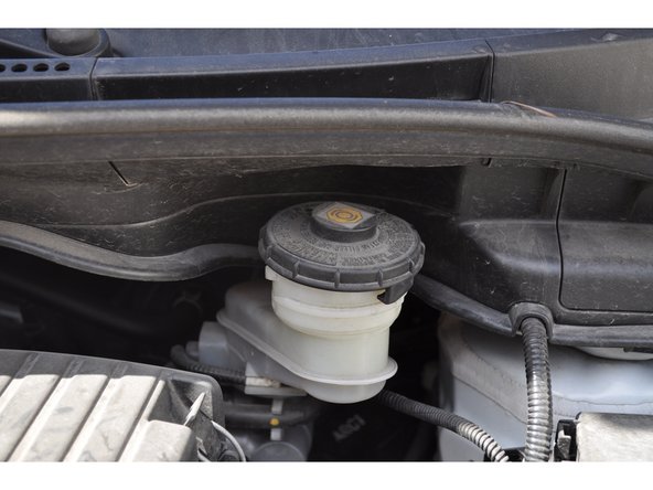 Ouvrir le bouchon du réservoir de liquide de frein dans le compartiment moteur.