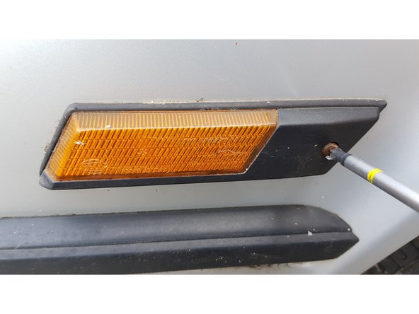 Il est maintenu par une vis que l'on peut retirer avec un tournevis cruciforme.