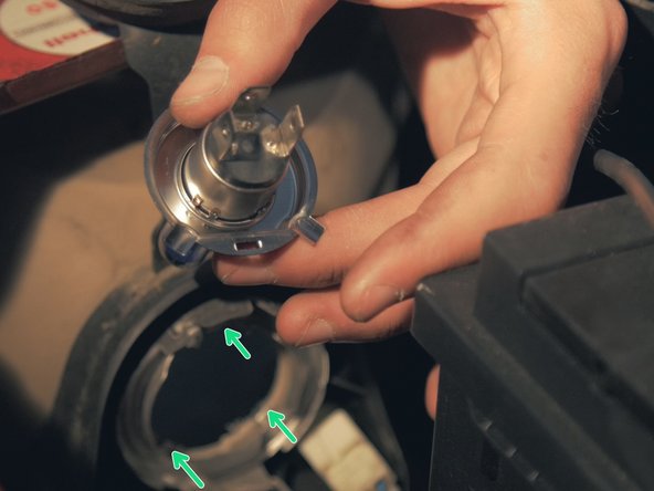 
Place the bulb, taking care to respect the 3 guides
