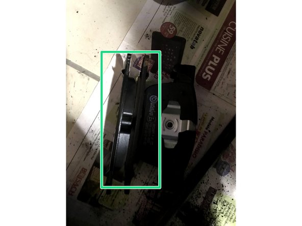 Comparer les anciennes et nouvelles plaquettes. Une fois sûr, clipser celle comportant une partie métallique dans le piston et l'autre de l'autre côté du support.