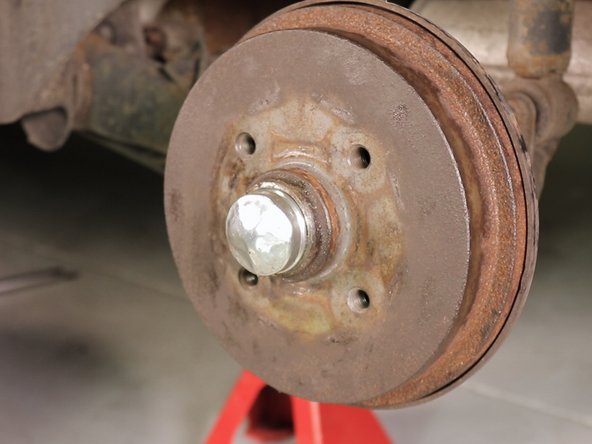 Reposez le capuchon en tapant dessus à l'aide d'un marteau si vous ne possédez pas la cloche spécial qui évite ça déformation