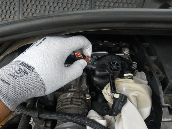 tirer la partie orange de la prise pour déverrouiller