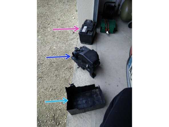 (Vous allez sentir une légère résistance car la boite est clipsée sur le coter gauche)