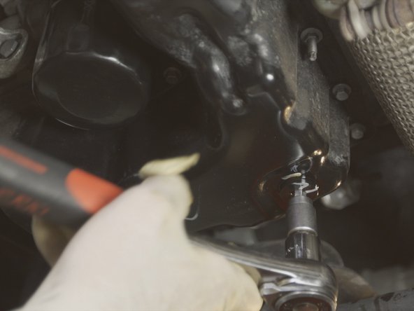 Une fois l'huile vidangée, replacer le bouchon et le serrer avec le cliquet et la embout Allen de 8