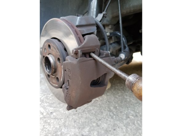 Insérez un gros tournevis plat entre le disque et la plaquette intérieure et faites levier pour repousser le piston vers l'intérieur.