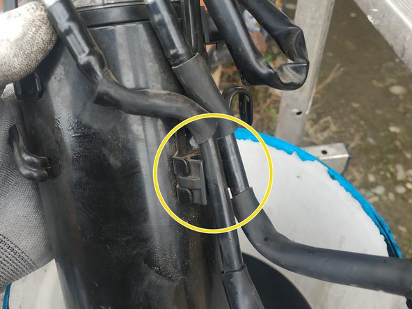 déclipser les durites de carburant