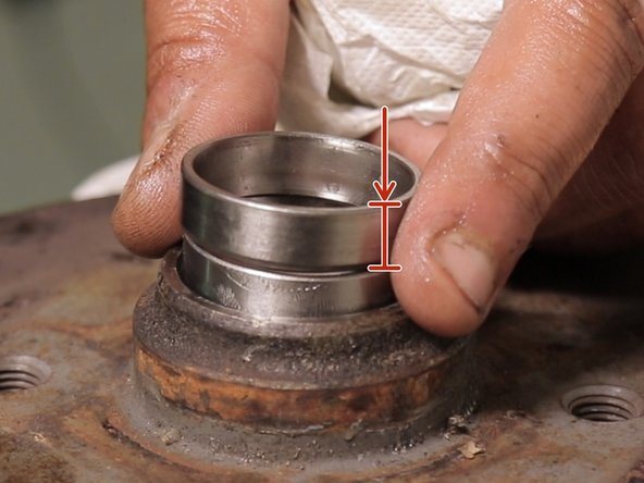 placer l'ancienne cage également avec le bord plus large en bas par dessus de la nouvelle