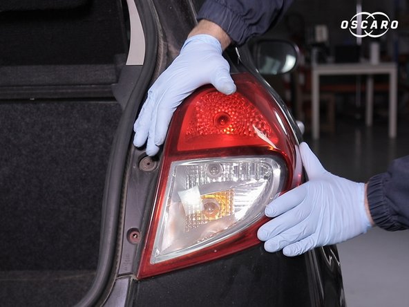 Replacer le nouveau feu arrière l’insérer dans les deux ergots