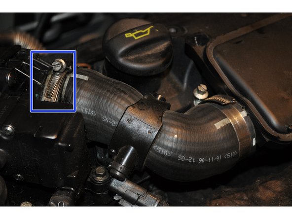 
Remove the collar between the resonator and the rocker cover.
