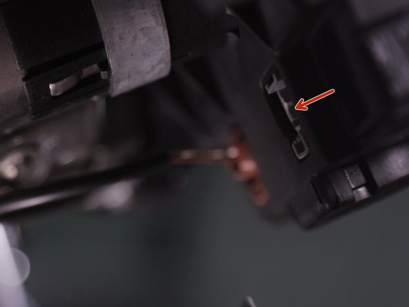 A l'aide d'un tournevis plat, appuyer sur la languette de verrouillage pour libérer le connecteur