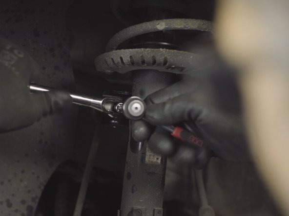 Retirer l'écrou et déloger la biellette de son emplacement