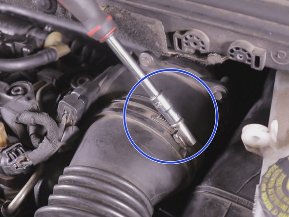 Resserrer les deux vis du collier de la durite d'entrée d'air