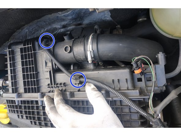 mettre le câblage en place sur la boîte à air