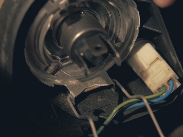 
Place the bulb, taking care to respect the 3 guides
