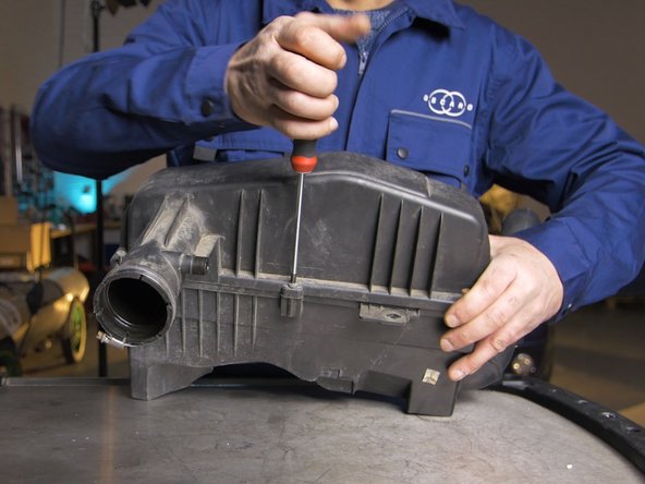 Desserrer les 3 dernières vis à l'aide du tournevis cruciforme