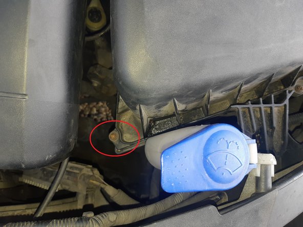 Nous allons maintenant démonter la boite de filtre à air. Pour cela, commencez par dévisser les 6 cruciformes situées sur le dessus la boite. Inutile de les sortir complètement, elles peuvent rester sur le couvercle.