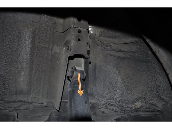 Déposer l'amortisseur en le tirant vers le bas.