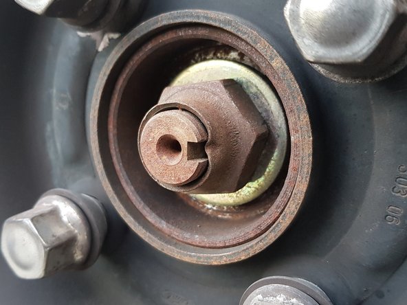 Pour éviter le desserrage l'écrou est maté.