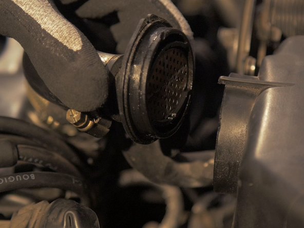 
Remove the breather by simply pulling on it
