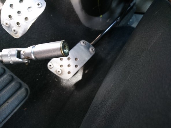 Placer l'écrou dans la douille puis visser  sur la vis