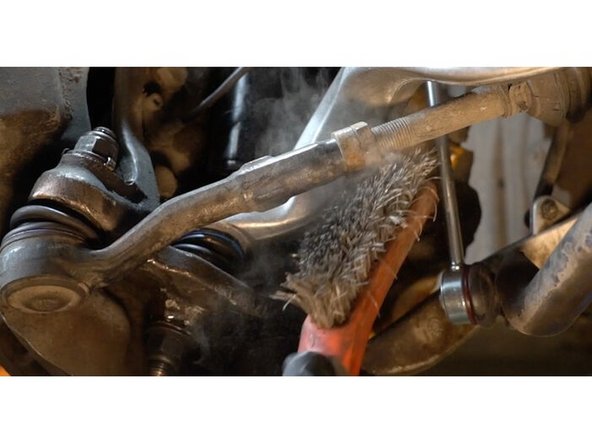 Nettoyez la fixation reliant l'embout de biellette de direction à la fusée d'essieu. Utilisez une brosse métallique. Servez vous de l'aérosol WD-40.