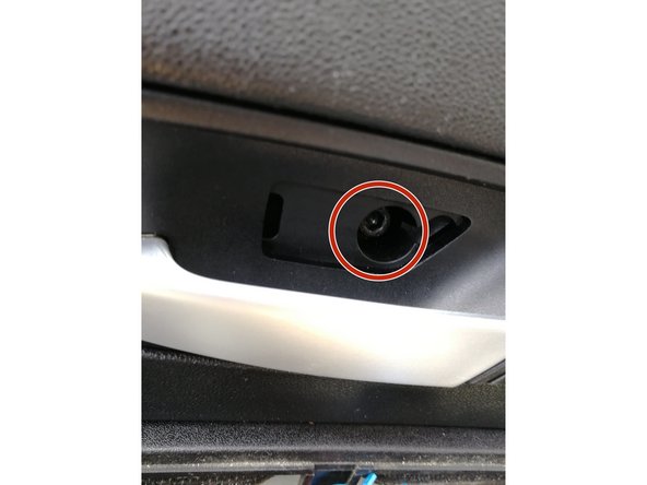 Viser les trois vis torx de la poignée d'ouverture de la porte et de la seconde poignée.