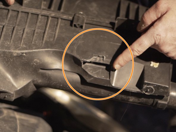 Commencer par glisser la languette dans son guide