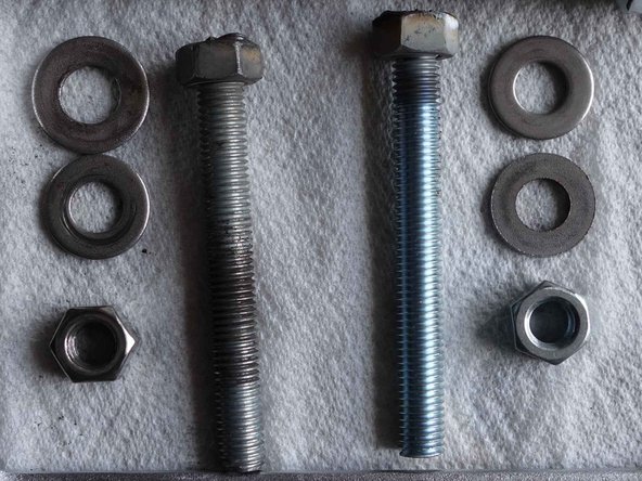 L'extraction des 2 roulements de moyeu a été réalisée à l'aide de 2 écrous de 19mm + 2 vis M12 longueur environ 9cm + 4 (ou, seulement 2) rondelles Ø extérieur environ 26mm.